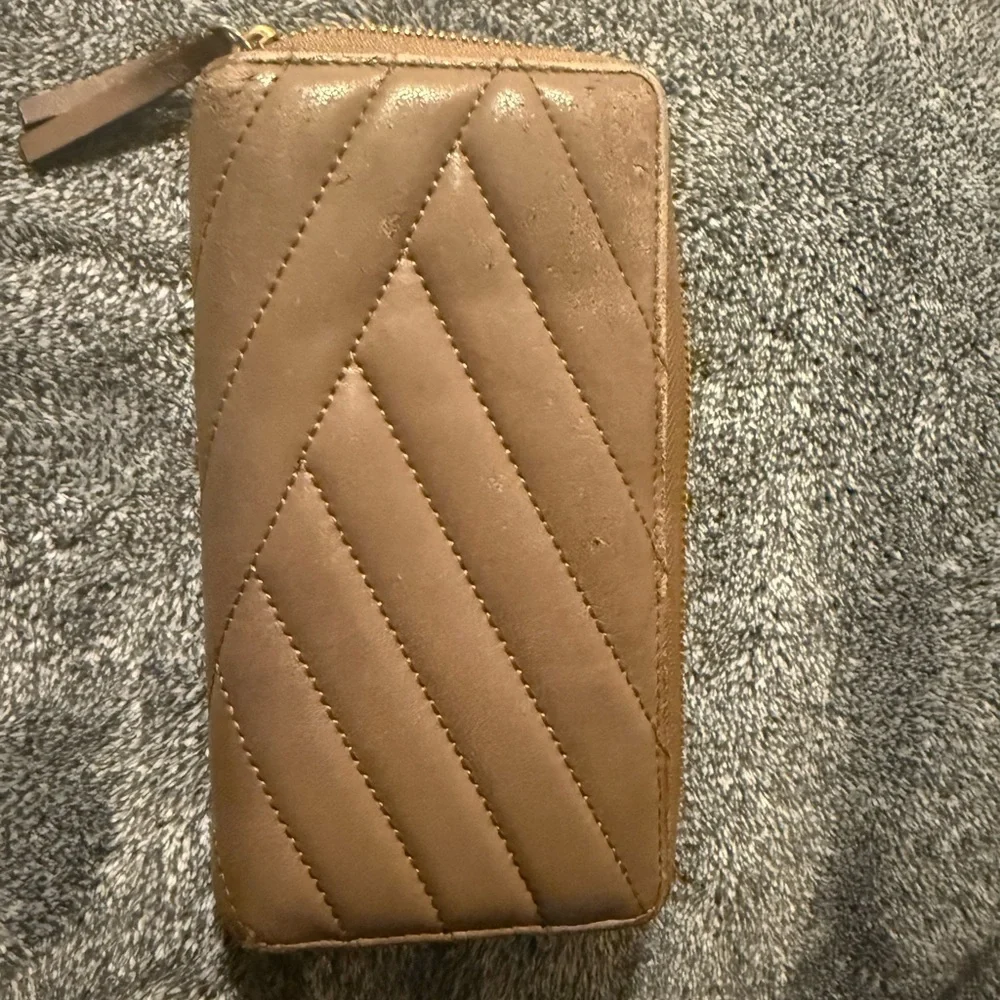 Tory Burch Tan Quilted Wallet - Picture 4 of 8